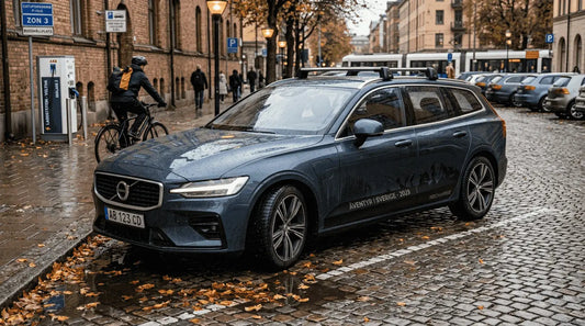 Ny, modern bil med senaste tillbehören för 2026, parkerad på en stadsparkering.